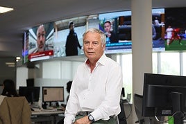 Roberto López Ufarte posa en la redacción de este periódico, donde escribe todas las semanas su artículo sobre la Real Sociedad.