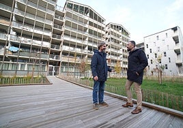 El promotor Louis Bousquet explica al consejero vasco de Vivienda, Denis Itxaso, los detalles de una promoción de VPO en Brazza (Burdeos).