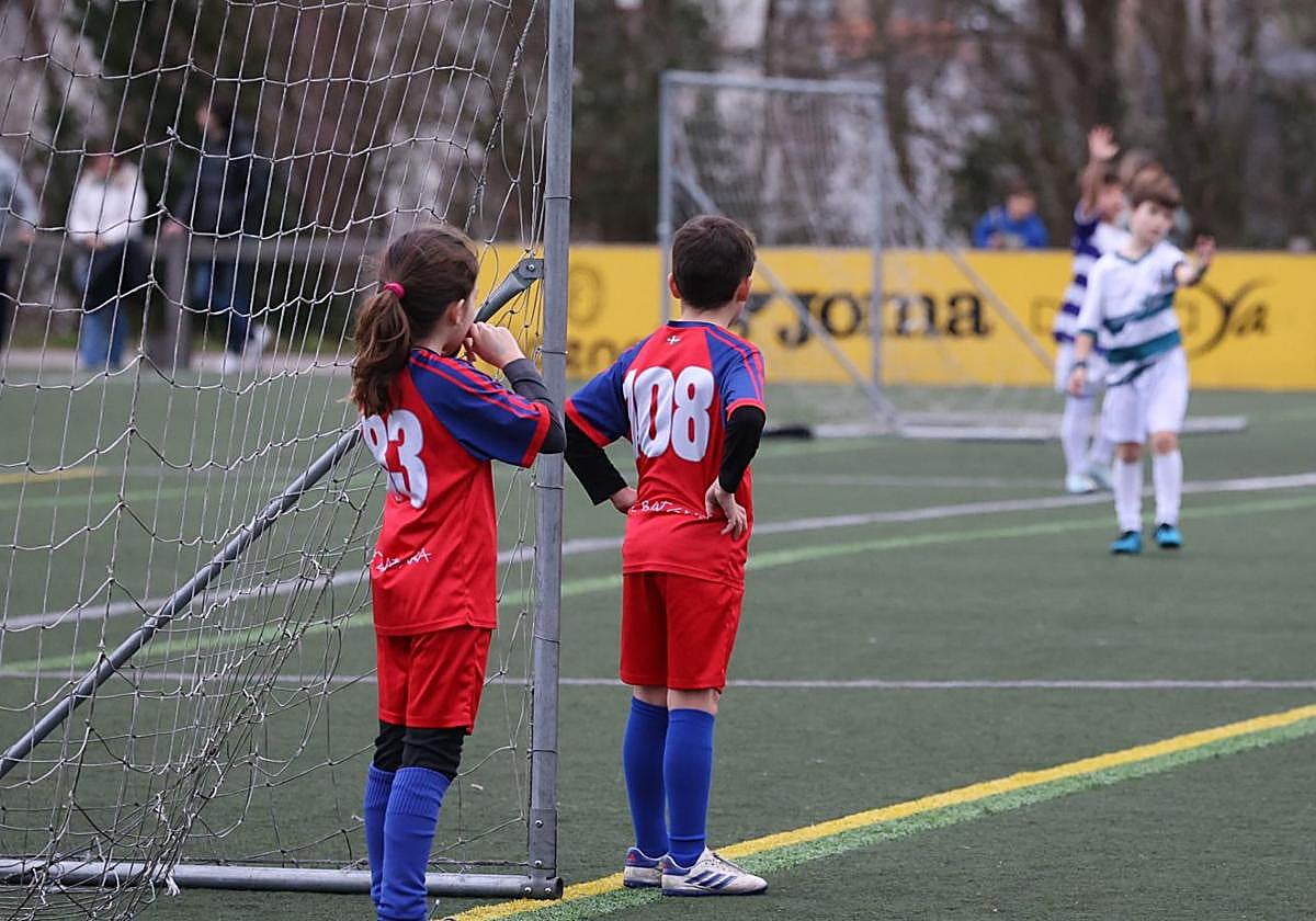 Niños en edad escolar disputando un partido de Multikirola.