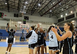 Las jugadoras saludan al público tras el triunfo ante el Estudiantes en el Gasca.