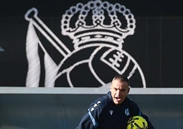 Sergio Francisco da instrucciones en la práctica de este viernes