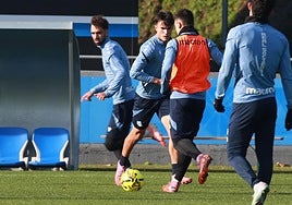 Carrera participa en la rueda de pases con Brais y Barrenetxea