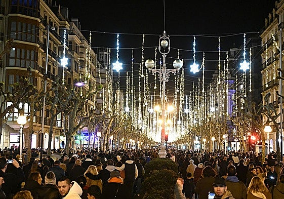 En la iluminación de la avenida de la Libertad se estrenó un nuevo elemento colgante en forma de estrella.