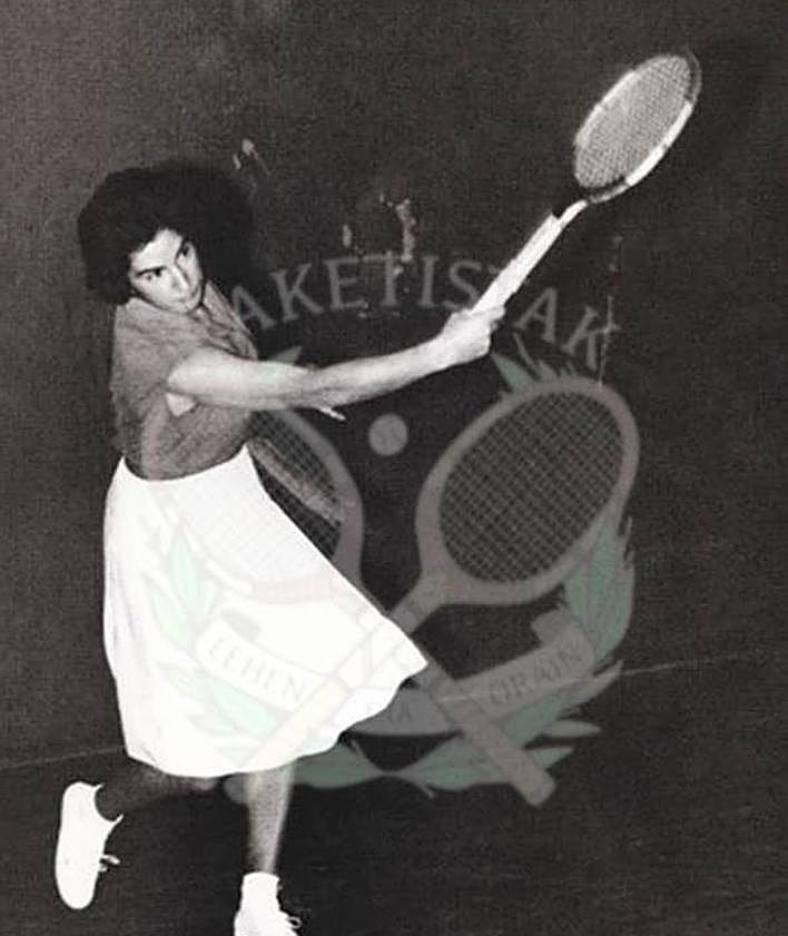 Imagen secundaria 2 - La ficha de competición de Agustina en México; las raquetistas con un intendente en La Habana y la ella en una competición.