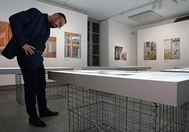 Denis Itxaso, en la exposición sobre nuevos modelos de vivienda colectiva que se expone en Burdeos.