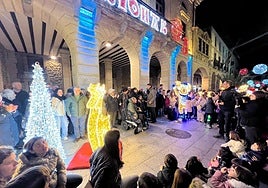 Gran expectación en el instante en el que las asociaciones y el alcalde pulsaron el botón y la plaza se llenó de luz y color; el reparto de chocolate fue el broche perfecto.