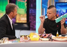 El cocinero Dabiz Muñoz presenta sus turrones de Navidad a Pablo Motos en El Hormiguero.