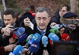 Aitor Esteban atiende a los medios de comunicación este viernes en Gernika.