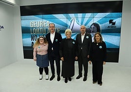 Cargos institucionales y miembros de la asociación durante la presentación de la campaña este viernes.