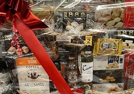 La cesta de Navidad gigante llena de productos que sortea un bar de Zarautz: «Para que al que le toque no tenga que comprar nada»