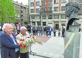 Crucita Etxabe y Mari Carmen Agirre, en uno de los homenajes celebrados en Gernika a las víctimas del bombardeo