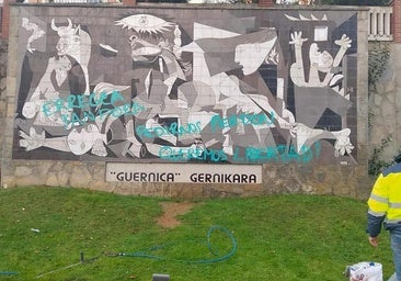 Vandalizan el mural del Guernica horas antes de los actos institucionales