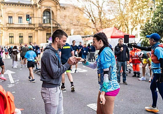 Una de las peticiones de matrimonio que se vivieron en la meta del Boulevar de Donostia.