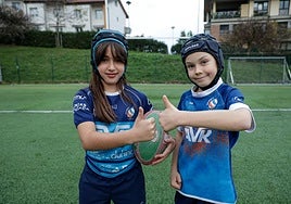 Dos jóvenes jugadores posan con su indumentaria de rugby.