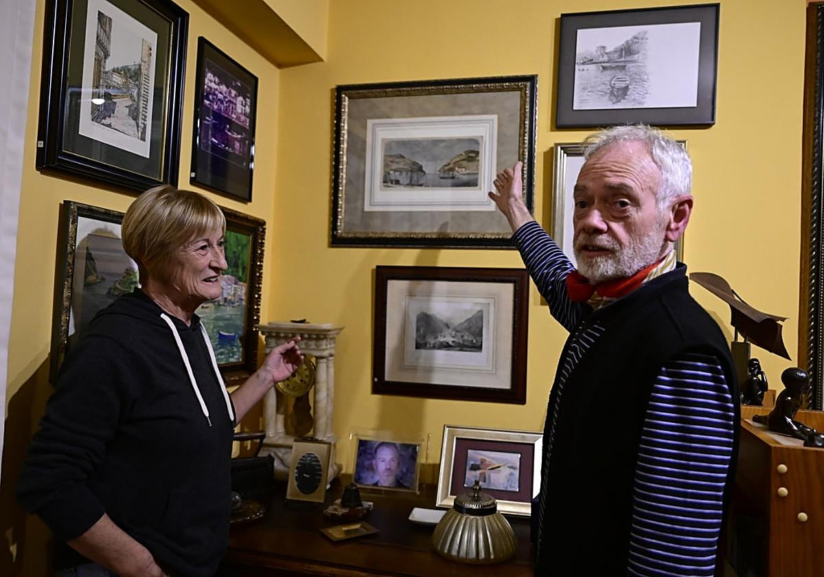 Mati y Luis, en un rincón de su casa donde obra nueva y obra antigua dialogan sobre los puertos.