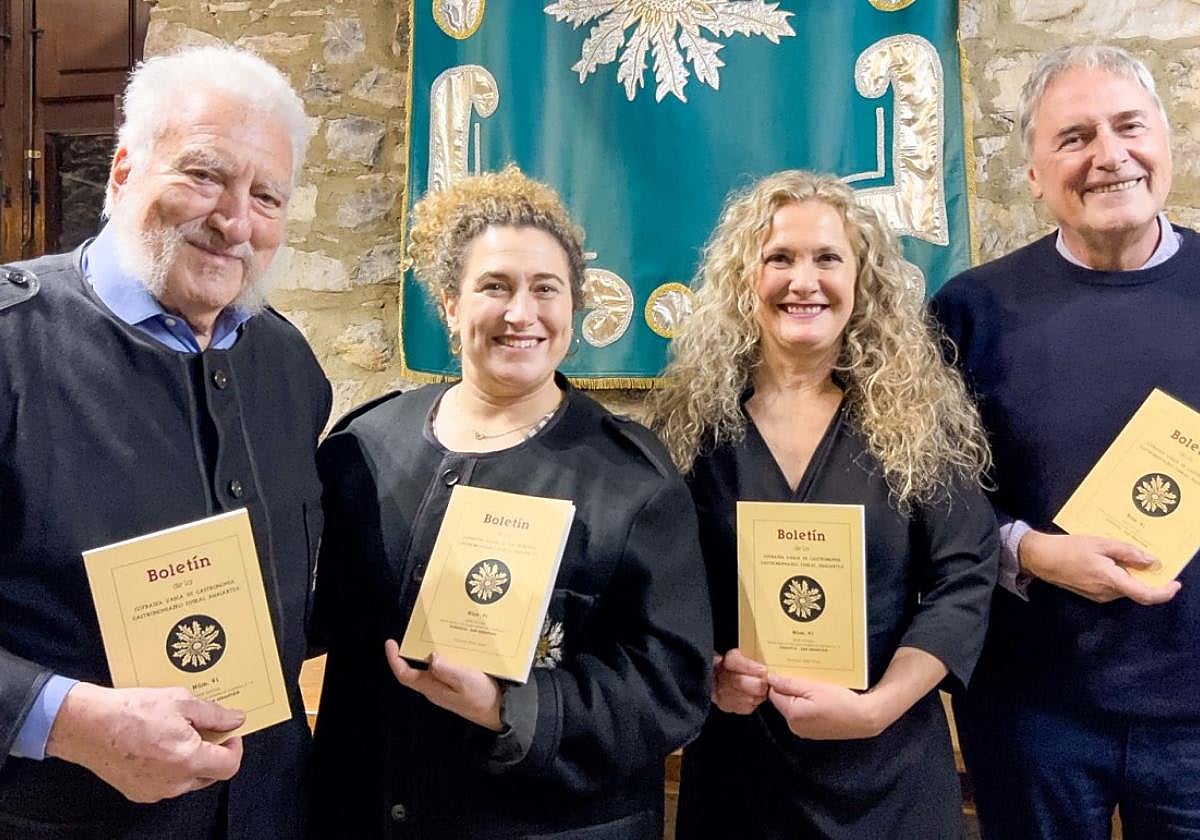 El presidente de honor, Luis Mokoroa, su hija y nueva presidenta, Onintza Mokoroa, Esther Iribarren, directora del boletín, y el historiador Pedro Berriochoa.