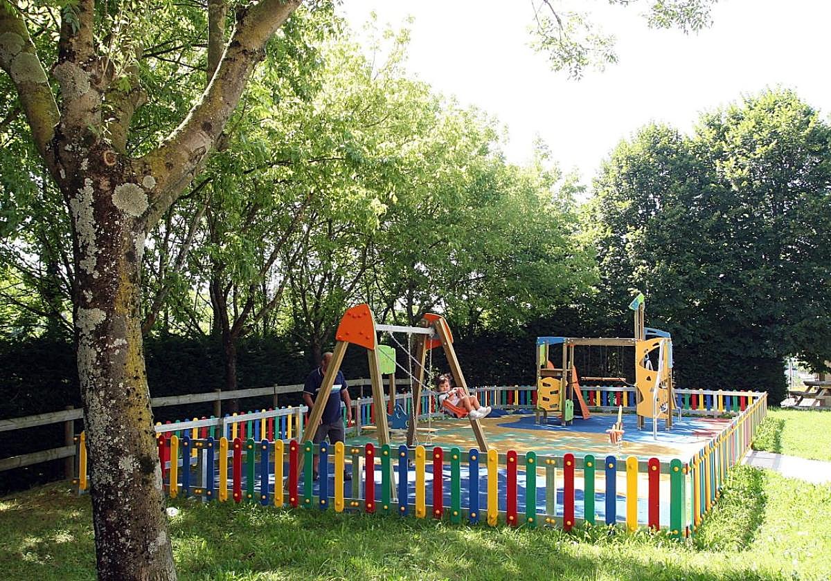La propuesta de renovación de los parques infantiles como este del barrio de Altamira se incluyó en los presupuestos a petición del PSE-EE.