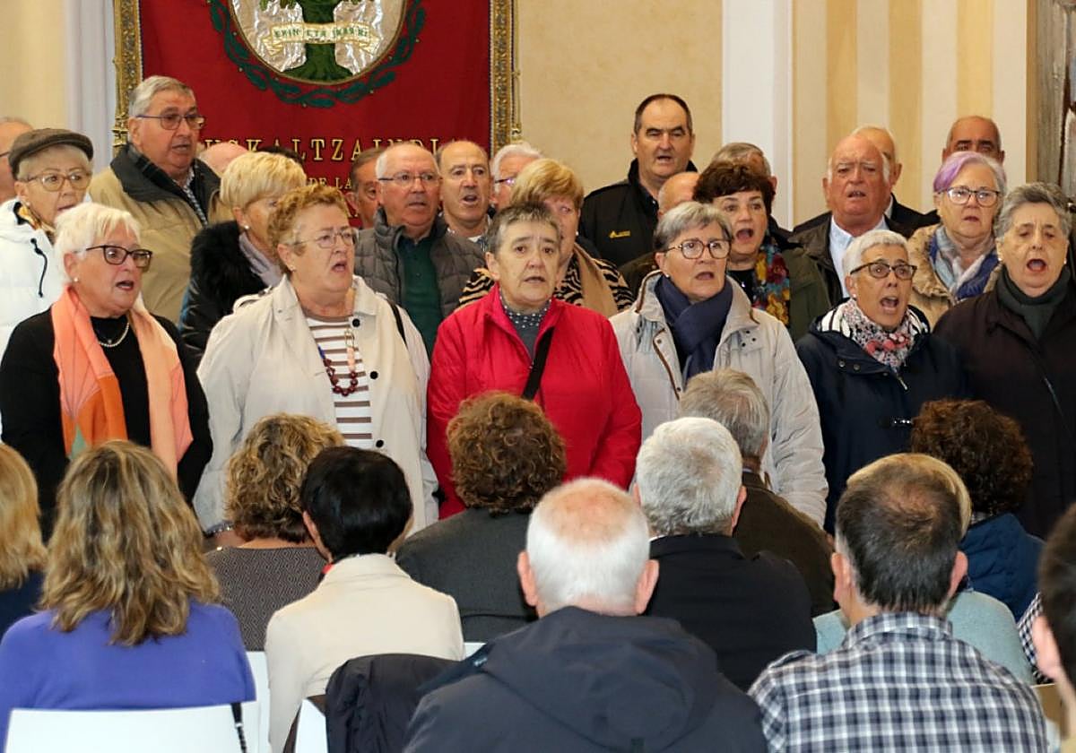 Bihar mezetan eta kontzertuan abestuko du koroak.