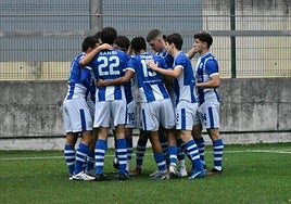 Los beasaindarras celebran un tanto en el Loinaz.