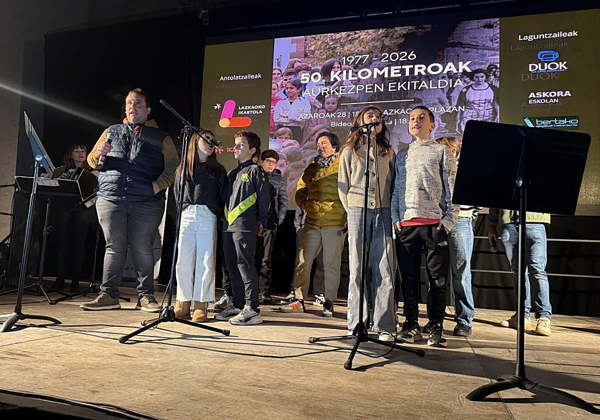 Jende asko elkartu zen plazan 50. Kilometroak jaiaren aurkezpen ekitaldira.