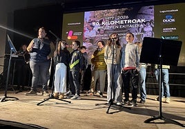 Jende asko elkartu zen plazan 50. Kilometroak jaiaren aurkezpen ekitaldira.