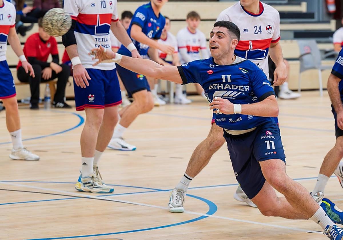 Lanzamiento de Ibai Otxoa durante un partido de este curso.