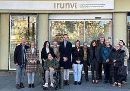 La alcaldesa, Cristina Laborda; Jon Ugarte e Idoia Yarza junto a varios ciudadanos en cuyas vidas Irunvi ha tenido una gran incidencia.