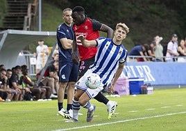 Rupérez trata de evitar que se escape un balón durante el Real Sociedad-Rennes de pretemporada