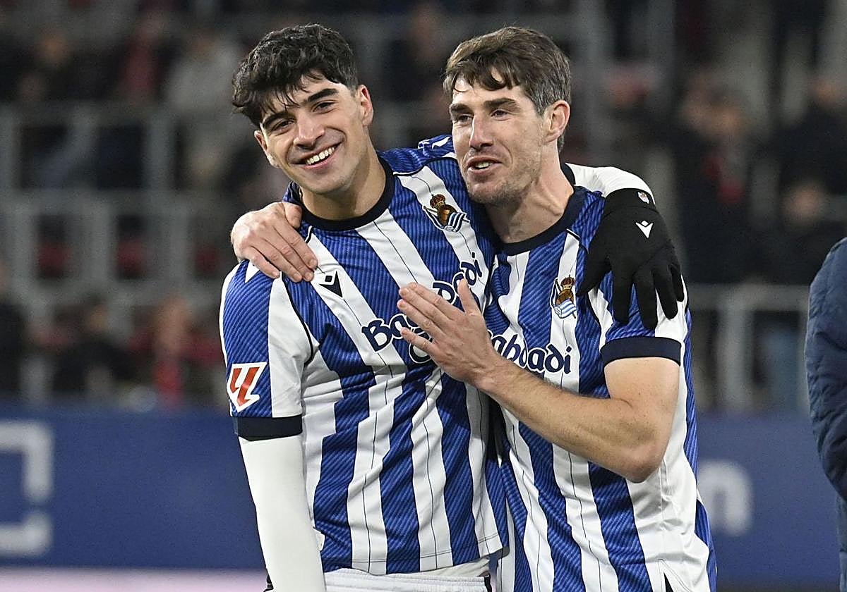 Jon Martín, sonriente con Aritz tras ganar a Osasuna en El Sadar