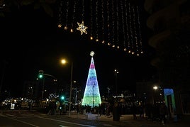 El prendido de la enorme figura del árbol de la plaza Jenaro Etxeandia también fue destacado.
