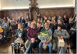 El hijo Aratz Gómez, con un ramo de flores, y su madre Cristina Larrañaga