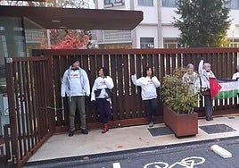 Los ocho activistas que se han encadenado esta mañana de sábado a la puerta principal de CAF en Beasain.