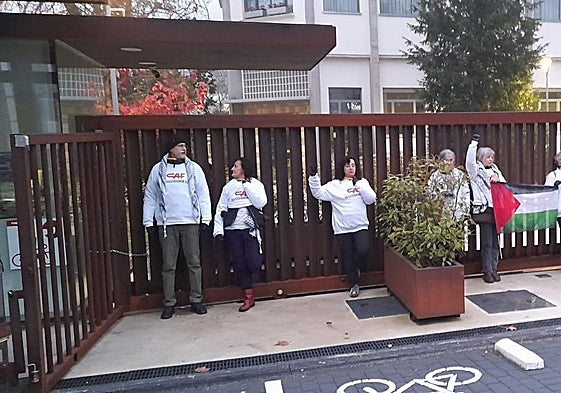 Los ocho activistas que se han encadenado esta mañana de sábado a la puerta principal de CAF en Beasain.
