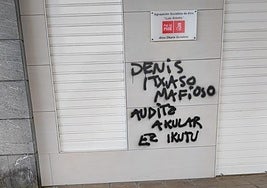 Pintada contra Itxaso en la casa del pueblo de Altza.