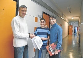 El director de Eibar BHI, Iñigo Magunazelaia, con los hermanos José Antonio y Sebastián Navarro.