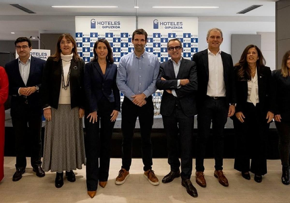 Autoridades, representantes de Adegi y participantes en la mesa redonda sobre turismo.