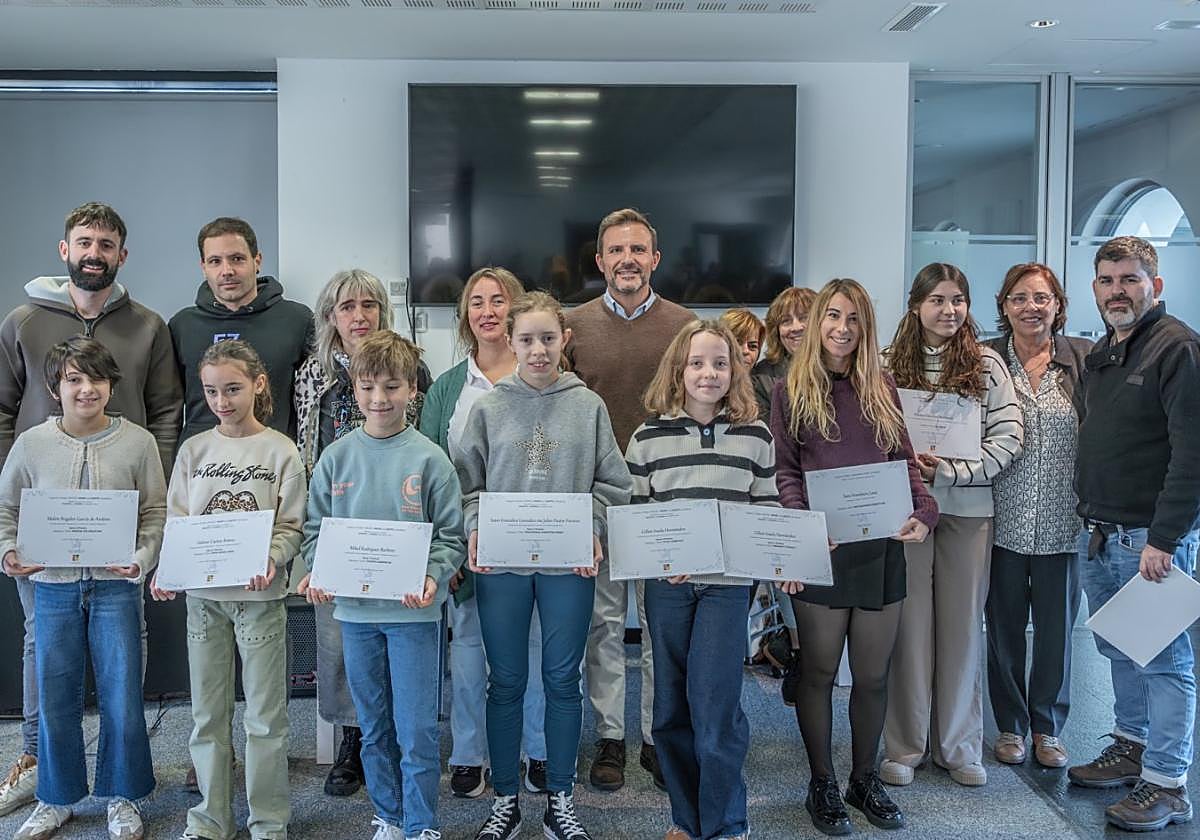 Representantes municipales con los ganadores de los concursos literarios de este año.
