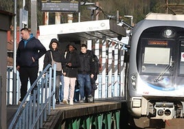 Varias personas se disponen a abandonar el apeadero de Toletxegain tras bajar del tren.