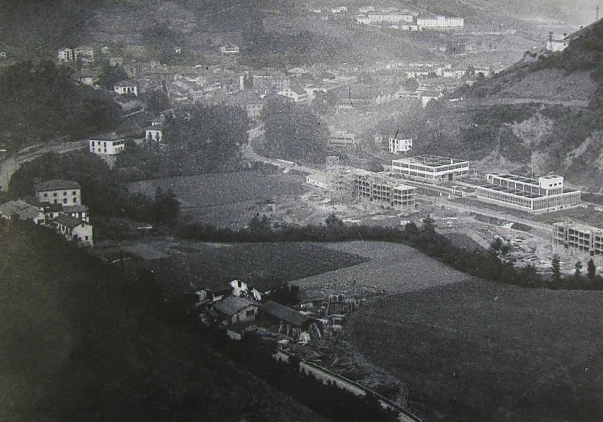 Primera fase de las viviendas de San Andrés. Al lado, el caserío Bedoñabe, de los Atxa, que luego se mudarían a Gomestio.