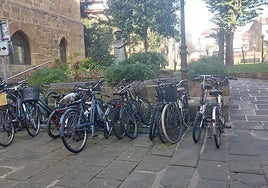 Cada año se retiran de los bicicleteros 200 bicis, bien abandonadas o en mal estado para circular.