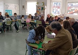 Abuelos y nietos elaboraron conjuntamente adornos navideños para decorar las aulas.