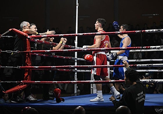 En la esquina roja del ring, los preparadores del club River Box&Roll celebran el triunfo de Mikel Arruabarrena sobre Unai Martin.