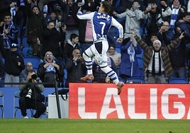 Ander Barrenetxea celebra el gol de falta directa que empataba momentáneamente el partido.