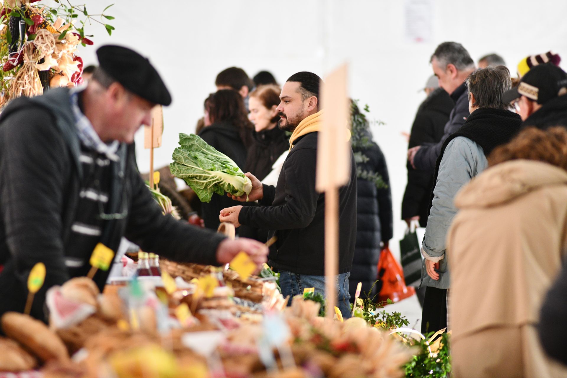 Animada feria agrícola de San Andrés en Eibar