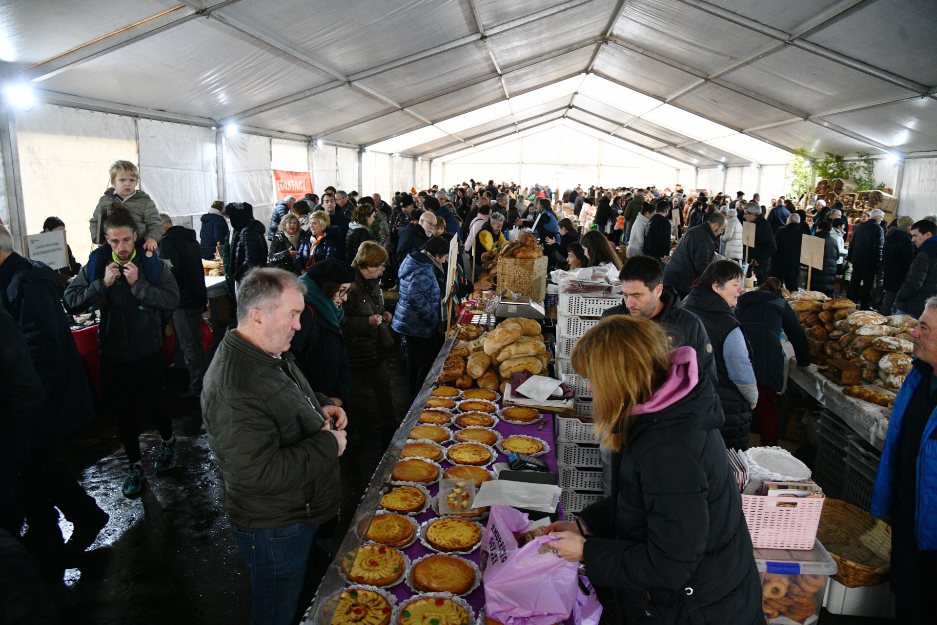 Animada feria agrícola de San Andrés en Eibar