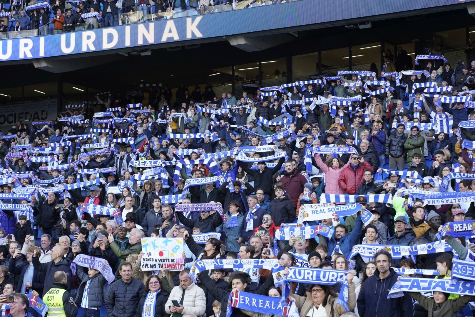 Búscate en las gradas de Anoeta