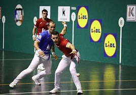 Altuna III amenaza en el Astelena con Elordi preparado para cubrir huecos y Ezkurdia detrás.