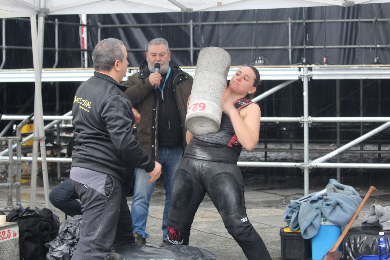 Bizi irudietan Azkoitiko San Andres jaia