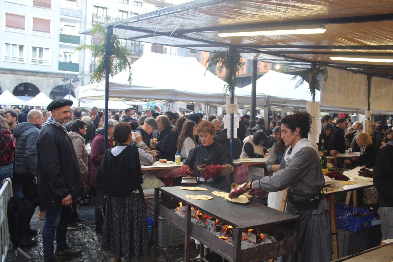 Bizi irudietan Azkoitiko San Andres jaia