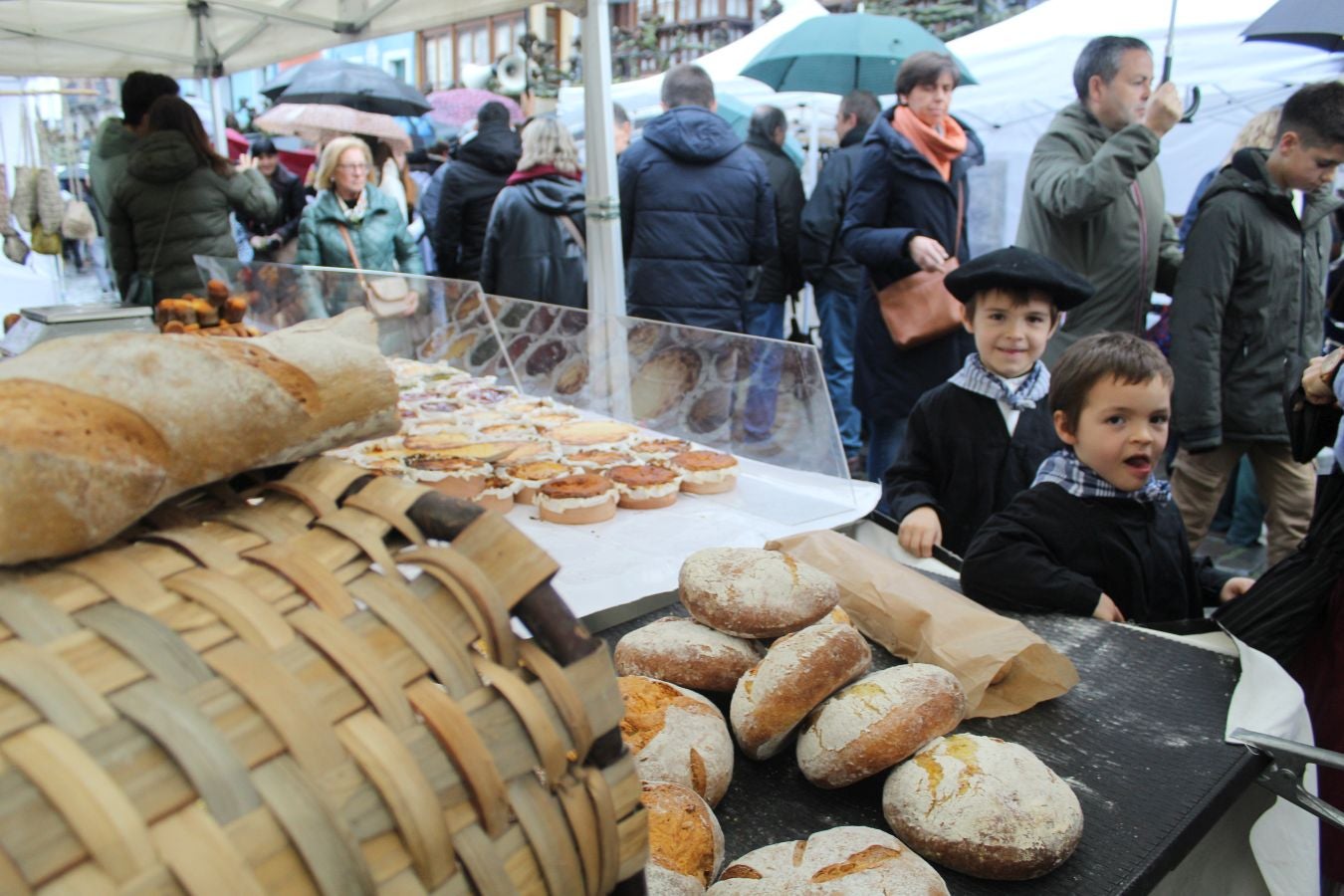 Bizi irudietan Azkoitiko San Andres jaia